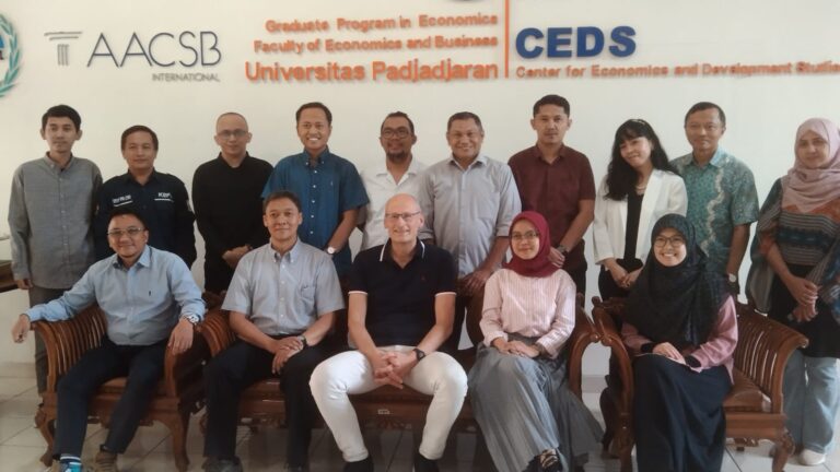 Prof. Dr. Ir. AGJM (Alfons) Oude Lansink Berikan Bimbingan Strategi Publikasi Ilmiah kepada Mahasiswa Doktor Ilmu Ekonomi FEB Unpad